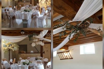 Un couple en tenue de mariage pose sur des rails entourés de verdure dans un cadre naturel et lumineux.