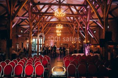 Plateau de bouchées apéritives variées présentées sur un napperon blanc, tenu par une personne en chemise blanche.