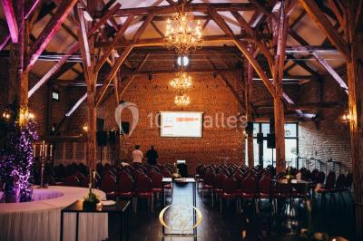 Plateau de bouchées apéritives variées présentées sur un napperon blanc, tenu par une personne en chemise blanche.