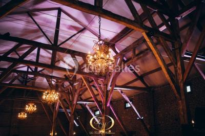 Plateau de bouchées apéritives variées présentées sur un napperon blanc, tenu par une personne en chemise blanche.