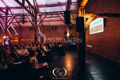 Plateau de bouchées apéritives variées présentées sur un napperon blanc, tenu par une personne en chemise blanche.