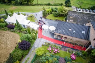 Plateau de bouchées apéritives variées présentées sur un napperon blanc, tenu par une personne en chemise blanche.