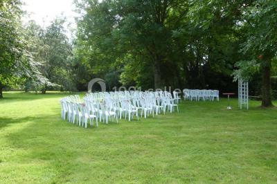 Salle lumineuse avec poutres apparentes, table décorée pour un candy bar sous une fenêtre de toit.