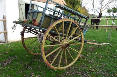 Salle lumineuse avec poutres apparentes, table décorée pour un candy bar sous une fenêtre de toit.