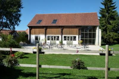 Salle lumineuse avec poutres apparentes, table décorée pour un candy bar sous une fenêtre de toit.