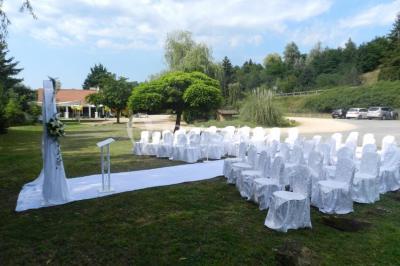 Miniature Location salle Ternand (Rhône) - Domaine des Pierres Dorées #3 Chambre lumineuse avec lit double, chaises colorées, table basse et accès à une salle de bain moderne.