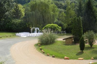 Miniature Location salle Ternand (Rhône) - Domaine des Pierres Dorées #11 Chambre lumineuse avec lit double, chaises colorées, table basse et accès à une salle de bain moderne.