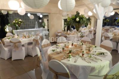 Miniature Location salle Ternand (Rhône) - Domaine des Pierres Dorées #5 Chambre lumineuse avec lit double, chaises colorées, table basse et accès à une salle de bain moderne.