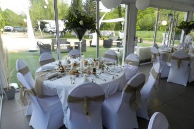 Miniature Location salle Ternand (Rhône) - Domaine des Pierres Dorées #13 Chambre lumineuse avec lit double, chaises colorées, table basse et accès à une salle de bain moderne.