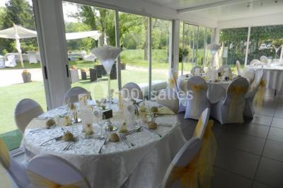 Miniature Location salle Ternand (Rhône) - Domaine des Pierres Dorées #16 Chambre lumineuse avec lit double, chaises colorées, table basse et accès à une salle de bain moderne.