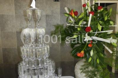 Miniature Location salle Ternand (Rhône) - Domaine des Pierres Dorées #17 Chambre lumineuse avec lit double, chaises colorées, table basse et accès à une salle de bain moderne.