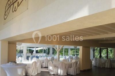 Miniature Location salle Ternand (Rhône) - Domaine des Pierres Dorées #12 Chambre lumineuse avec lit double, chaises colorées, table basse et accès à une salle de bain moderne.