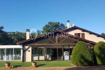 Miniature Location salle Ternand (Rhône) - Domaine des Pierres Dorées #4 Chambre lumineuse avec lit double, chaises colorées, table basse et accès à une salle de bain moderne.