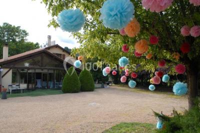 Miniature Location salle Ternand (Rhône) - Domaine des Pierres Dorées #8 Chambre lumineuse avec lit double, chaises colorées, table basse et accès à une salle de bain moderne.