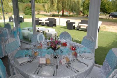 Miniature Location salle Ternand (Rhône) - Domaine des Pierres Dorées #10 Chambre lumineuse avec lit double, chaises colorées, table basse et accès à une salle de bain moderne.