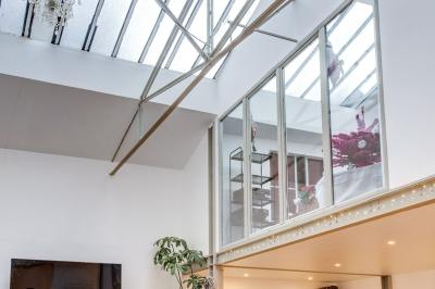 Table de fête décorée avec vaisselle élégante, sapin de Noël illuminé et cheminée allumée en arrière-plan.