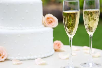 Table de fête décorée avec vaisselle élégante, sapin de Noël illuminé et cheminée allumée en arrière-plan.