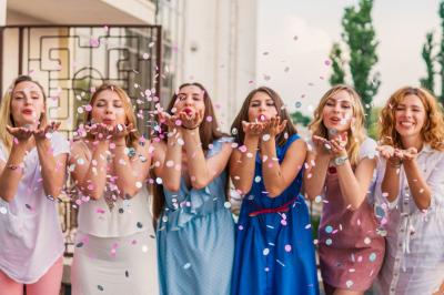 Table de fête décorée avec vaisselle élégante, sapin de Noël illuminé et cheminée allumée en arrière-plan.