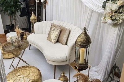 Table de fête décorée avec vaisselle élégante, sapin de Noël illuminé et cheminée allumée en arrière-plan.