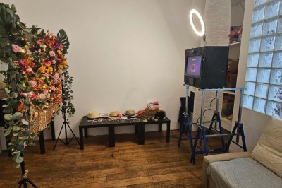 Table de fête décorée avec vaisselle élégante, sapin de Noël illuminé et cheminée allumée en arrière-plan.