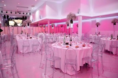 Assortiment de desserts avec verrines, fruits frais, macarons et coulis, disposés sur des assiettes blanches.