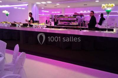 Assortiment de desserts avec verrines, fruits frais, macarons et coulis, disposés sur des assiettes blanches.