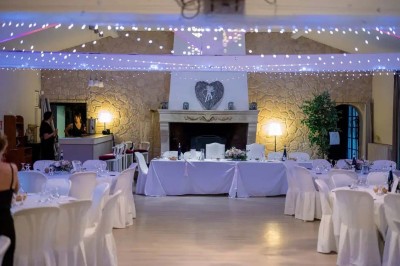 Mobilier de jardin en résine tressée disposé sur une terrasse en béton, entouré d'arbres et de verdure.
