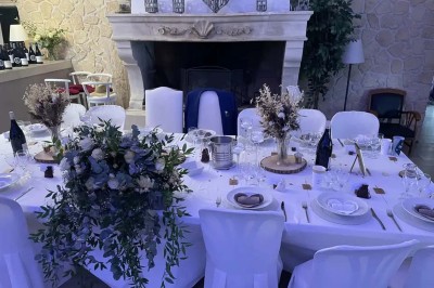 Mobilier de jardin en résine tressée disposé sur une terrasse en béton, entouré d'arbres et de verdure.