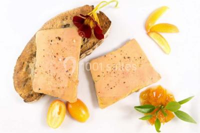 Salle de bain avec baignoire, lavabo moderne sur meuble noir, miroir mural et lumière naturelle par une fenêtre.