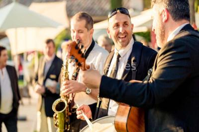 Salle de bain avec baignoire, lavabo moderne sur meuble noir, miroir mural et lumière naturelle par une fenêtre.