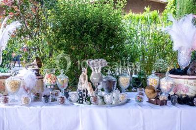 Salle de bain avec baignoire, lavabo moderne sur meuble noir, miroir mural et lumière naturelle par une fenêtre.
