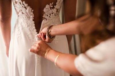 Salle de bain avec baignoire, lavabo moderne sur meuble noir, miroir mural et lumière naturelle par une fenêtre.