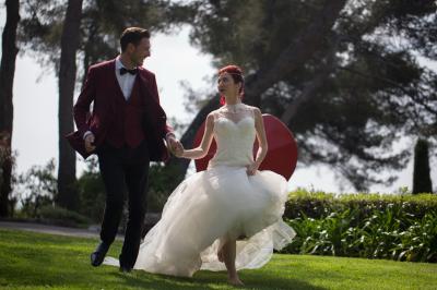 Salle de bain avec baignoire, lavabo moderne sur meuble noir, miroir mural et lumière naturelle par une fenêtre.