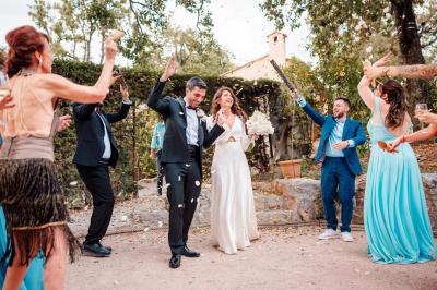 Salle de bain avec baignoire, lavabo moderne sur meuble noir, miroir mural et lumière naturelle par une fenêtre.
