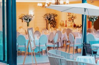 Salle de bain avec baignoire, lavabo moderne sur meuble noir, miroir mural et lumière naturelle par une fenêtre.