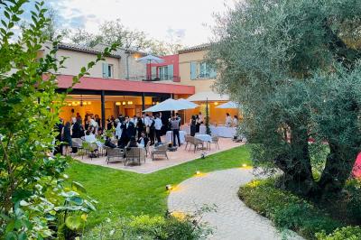 Salle de bain avec baignoire, lavabo moderne sur meuble noir, miroir mural et lumière naturelle par une fenêtre.