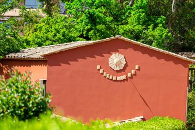 Salle de bain avec baignoire, lavabo moderne sur meuble noir, miroir mural et lumière naturelle par une fenêtre.