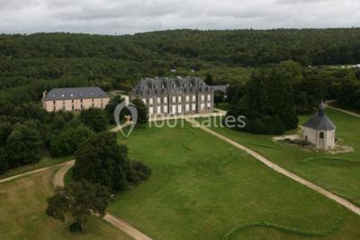 Miniature Location salle Plouay (Morbihan) - Domaine de Manehouarn #2 Cuisine ouverte avec table ronde, chaises, fauteuils, téléviseur, et grande fenêtre laissant entrer la lumière naturelle.