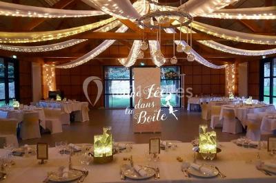 Miniature Location salle Plouay (Morbihan) - Domaine de Manehouarn #4 Cuisine ouverte avec table ronde, chaises, fauteuils, téléviseur, et grande fenêtre laissant entrer la lumière naturelle.