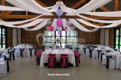 Miniature Location salle Plouay (Morbihan) - Domaine de Manehouarn #5 Cuisine ouverte avec table ronde, chaises, fauteuils, téléviseur, et grande fenêtre laissant entrer la lumière naturelle.