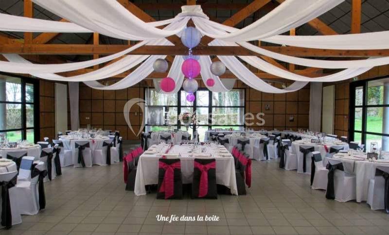 Location salle Plouay (Morbihan) - Domaine de Manehouarn #5 Salle de réception décorée avec des nappes blanches, des rubans colorés et des suspensions en papier au plafond.