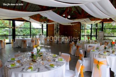 Miniature Location salle Plouay (Morbihan) - Domaine de Manehouarn #6 Cuisine ouverte avec table ronde, chaises, fauteuils, téléviseur, et grande fenêtre laissant entrer la lumière naturelle.