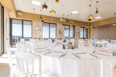 Carafes de jus d'orange et de jus rouge sur une table avec viennoiseries, tasses et verres dans un cadre lumineux.