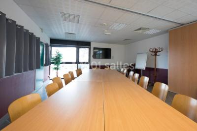 Carafes de jus d'orange et de jus rouge sur une table avec viennoiseries, tasses et verres dans un cadre lumineux.