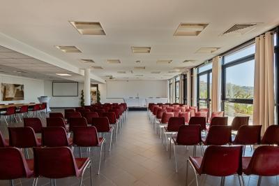 Carafes de jus d'orange et de jus rouge sur une table avec viennoiseries, tasses et verres dans un cadre lumineux.