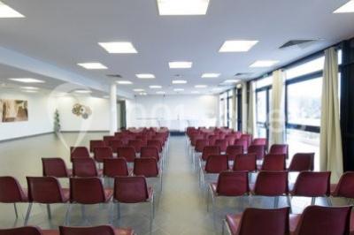 Carafes de jus d'orange et de jus rouge sur une table avec viennoiseries, tasses et verres dans un cadre lumineux.