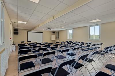 Carafes de jus d'orange et de jus rouge sur une table avec viennoiseries, tasses et verres dans un cadre lumineux.