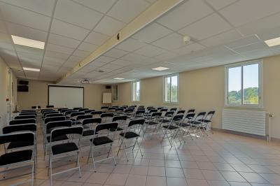 Carafes de jus d'orange et de jus rouge sur une table avec viennoiseries, tasses et verres dans un cadre lumineux.
