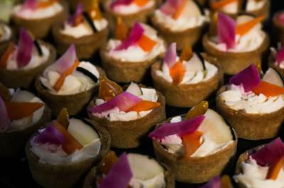 Miniature Location salle La Mulatière (Rhône) - Aquarium de Lyon #9 Plaque métallique ronde avec un motif de poisson découpé, accrochée à un mur clair, partiellement cachée par une plante…