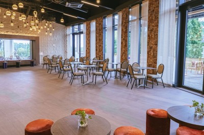 Menu posé sur une table ronde dans un bar élégant avec un comptoir éclairé en arrière-plan.